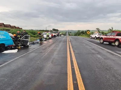 Motorista morre após carro bater de frente com caminhão