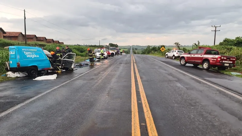 Motorista morre após carro bater de frente com caminhão