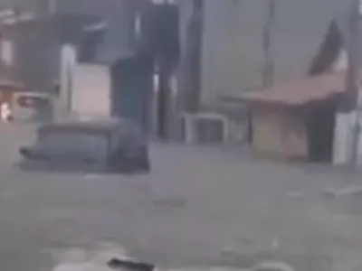 Temporal causa estragos e deixa pessoas ilhadas em Pindamonhangaba; veja vídeo