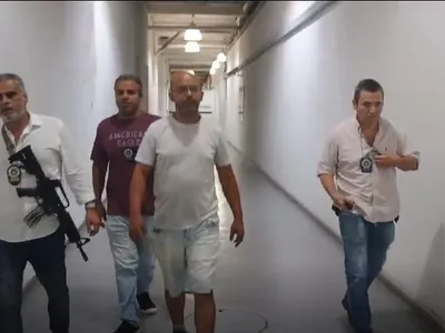 Homem flagrado agredindo gato no Centro do Rio é preso pela Polícia Civil