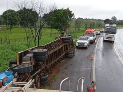 Motorista de carreta morre após acidente em Itatinga