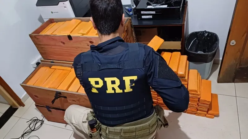 PRF prende dois homens por tráfico de drogas na divisa de São Paulo com Paraná