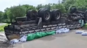 Carreta que transportava farinha de trigo tomba na região de Jaú