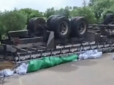 Carreta que transportava farinha de trigo tomba na região de Jaú