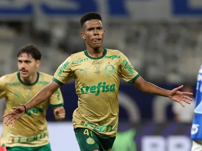 Estêvão faz golaço de falta, Palmeiras vence o Cruzeiro e mantém vivo sonho do tri