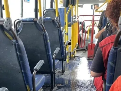 Passageiros da linha 611 denunciam goteiras dentro do ônibus