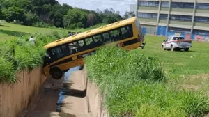 Ônibus cai em canaleta de córrego após perder o freio