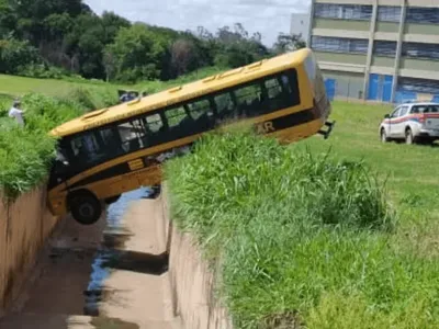 Ônibus cai em canaleta de córrego após perder o freio em Mirassol