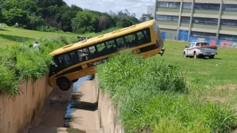 Ônibus cai em canaleta de córrego após perder o freio em Mirassol