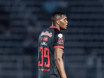 Douglas Mendes completa 50 jogos como profissional em meio a luta no Z4