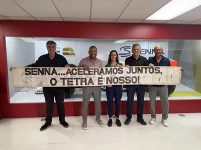 Jogadores da Seleção tetracampeã em 1994 entregam faixa de homenagem a Senna à família do ídolo