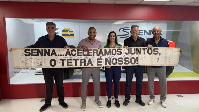 Jogadores da Seleção tetracampeã em 1994 entregam faixa de homenagem a Senna à família do ídolo