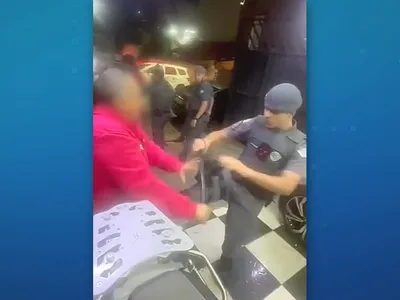 Vídeo: idosa acusa PMs de agressão durante abordagem policial na Grande SP