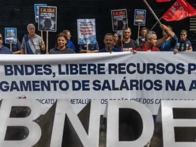 Trabalhadores da Avibras realizam protesto em frente à sede do BNDES no Rio de Janeiro