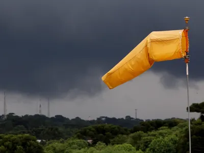 Defesa Civil alerta para risco de fortes tempestades de sábado até segunda-feira no Paraná