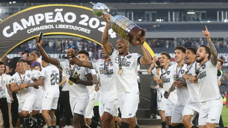 Denilson exalta trajetória do Botafogo em 2024 e crava: "Dificilmente não será campeão"