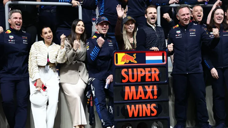 Max Verstappen e Kelly Piquet anunciam a chegada do primeiro filho do casal