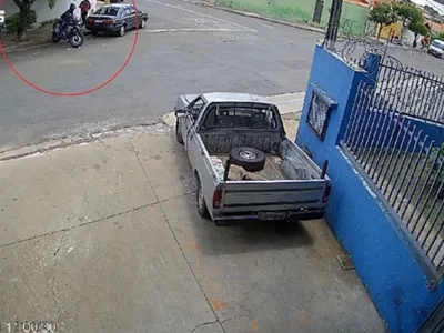 Vídeo: criminoso rouba moto enquanto vítima estaciona