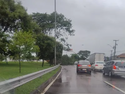 Chuva causa alagamentos e transtornos em bairros de Curitiba