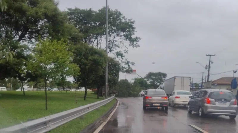 Chuva causa alagamentos e transtornos em bairros de Curitiba