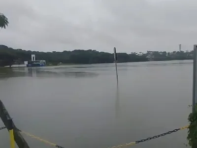 Chuva em Curitiba passa de 100 milímetros e alagamentos afetam pelo menos 13 bairros