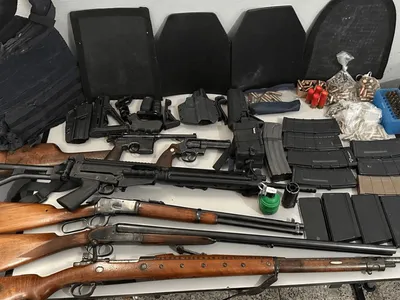 Homem em surto com arsenal de armas é preso após atirar contra PMs em SP