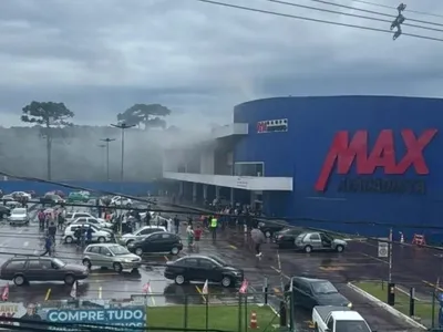 Incêndio em supermercado causa correria de clientes e funcionários no Pinheirinho