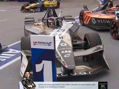 Fórmula E: em corrida eletrizante, Mitch Evans larga em último e vence o E-Prix de São Paulo