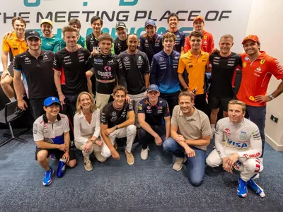 Após troca de ofensas, Russell e Verstappen posam lado a lado para foto dos pilotos da F1 2024