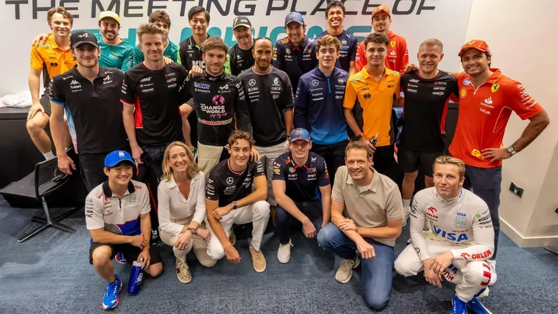 Após troca de ofensas, Russell e Verstappen posam lado a lado para foto dos pilotos da F1 2024