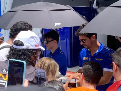 Público encara fila e calor por autógrafo de Lucas di Grassi no E-Prix de São Paulo