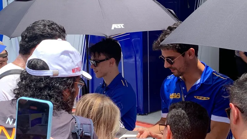 Público encara fila e calor por autógrafo de Lucas di Grassi no E-Prix de São Paulo