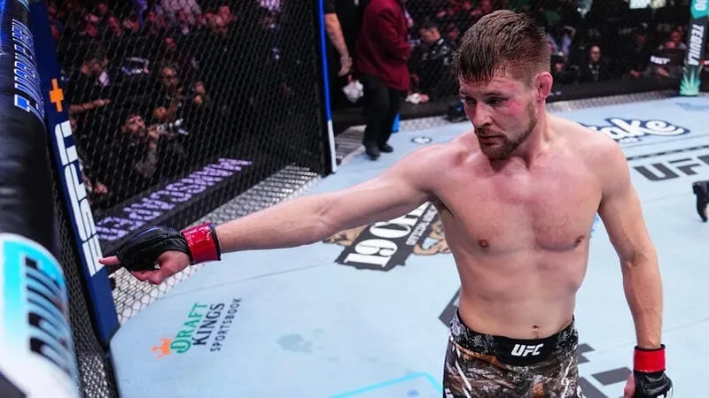 UFC 310: Bryce Mitchell vence Kron Gracie por nocaute após cotovelada brutal