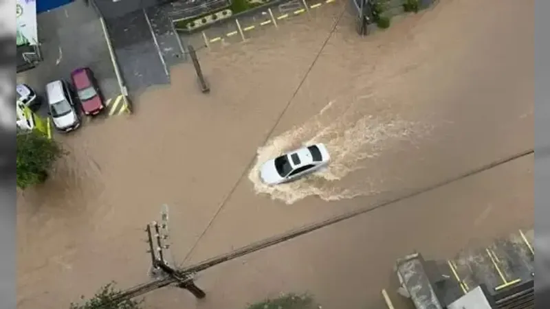 Chuvas forte em SC atinge ao menos 22 cidades e Defesa Civil decreta situação de emergência