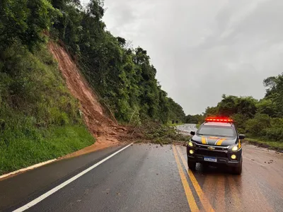 Deslizamento faz PRF interditar BR-277 na Serra da Esperança em Guarapuava