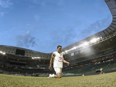 Thiago Silva paga promessa de joelhos no Allianz Parque após Fluminense permanecer na Série A