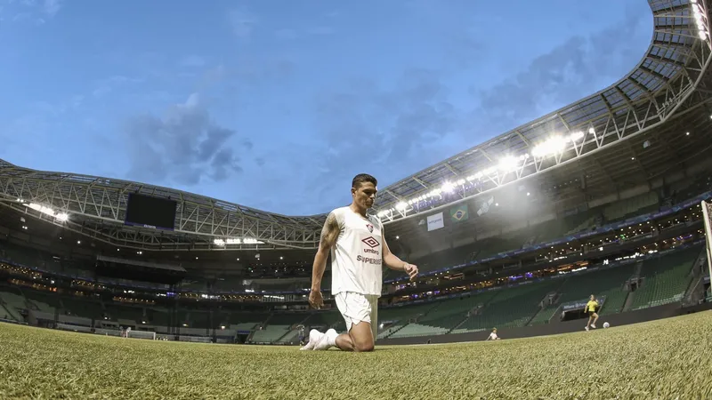 Thiago Silva paga promessa de joelhos no Allianz Parque após Fluminense permanecer na Série A