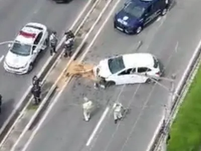 Homem atropela motociclista e bate contra poste em rodovia de Taubaté, veja vídeo