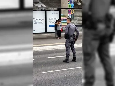 Mulher é feita refém em ponto de ônibus na Avenida Paulista, em São Paulo