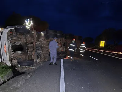 Motorista fica ferido após carreta tombar em rodovia de Martinópolis