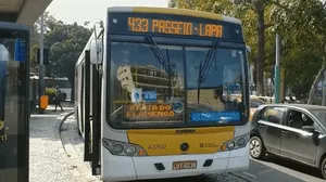 Passageiros relatam dificuldades para embarcar em um ônibus no Centro do Rio