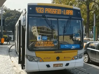 Passageiros relatam dificuldades para embarcar em um ônibus no Centro do Rio