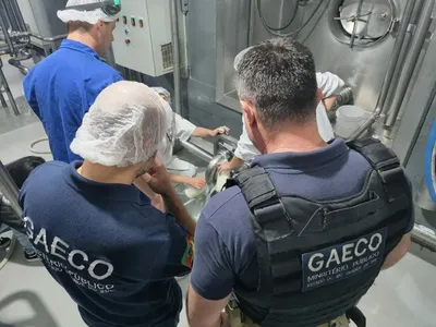 Fábrica adulterava leite vencido e estragado com soda cáustica e água oxigenada