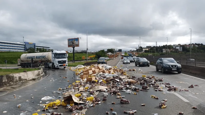 Acidente com carga de cerveja e panetone causa congestionamento na Dutra em Jacareí