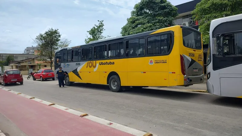 Operação da GCM apreende ônibus com irregularidades em Ubatuba