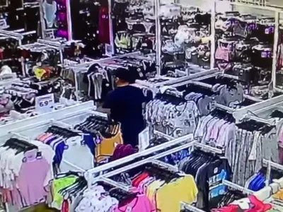 Flagrante: Vídeo mostra homem furtando roupas infantis em loja de São José dos Campos