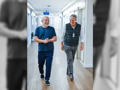 Lula caminha pelo hospital após deixar a UTI