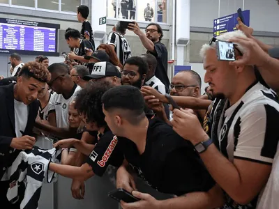 Botafogo é recebido com carinho pela torcida alvinegra no retorno ao Rio