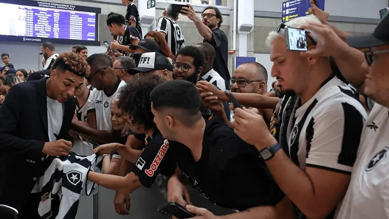 Botafogo é recebido com carinho pela torcida alvinegra no retorno ao Rio