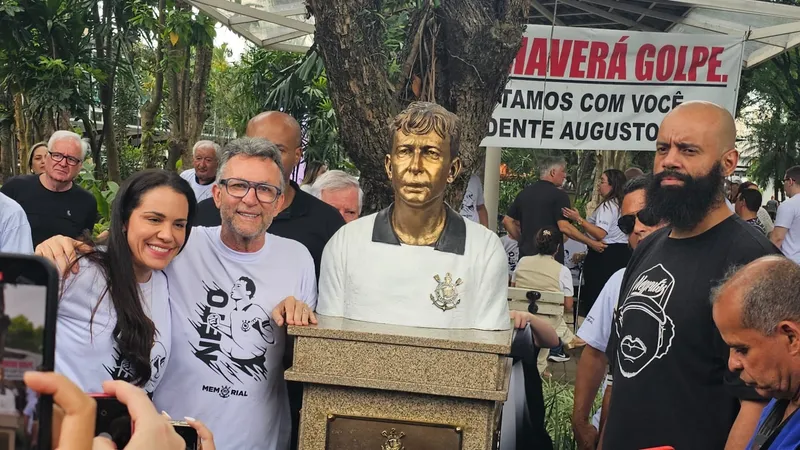 Neto, ídolo do Corinthians, tem busto inaugurado no Parque São Jorge e se emociona; veja